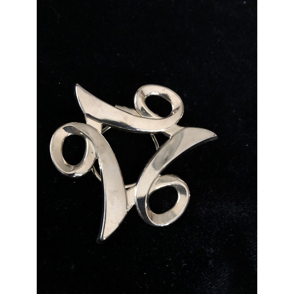 Beautiful Vintage Modernist JERI-LOU Smooth Goldtone Finish Abstract Scarf Clip